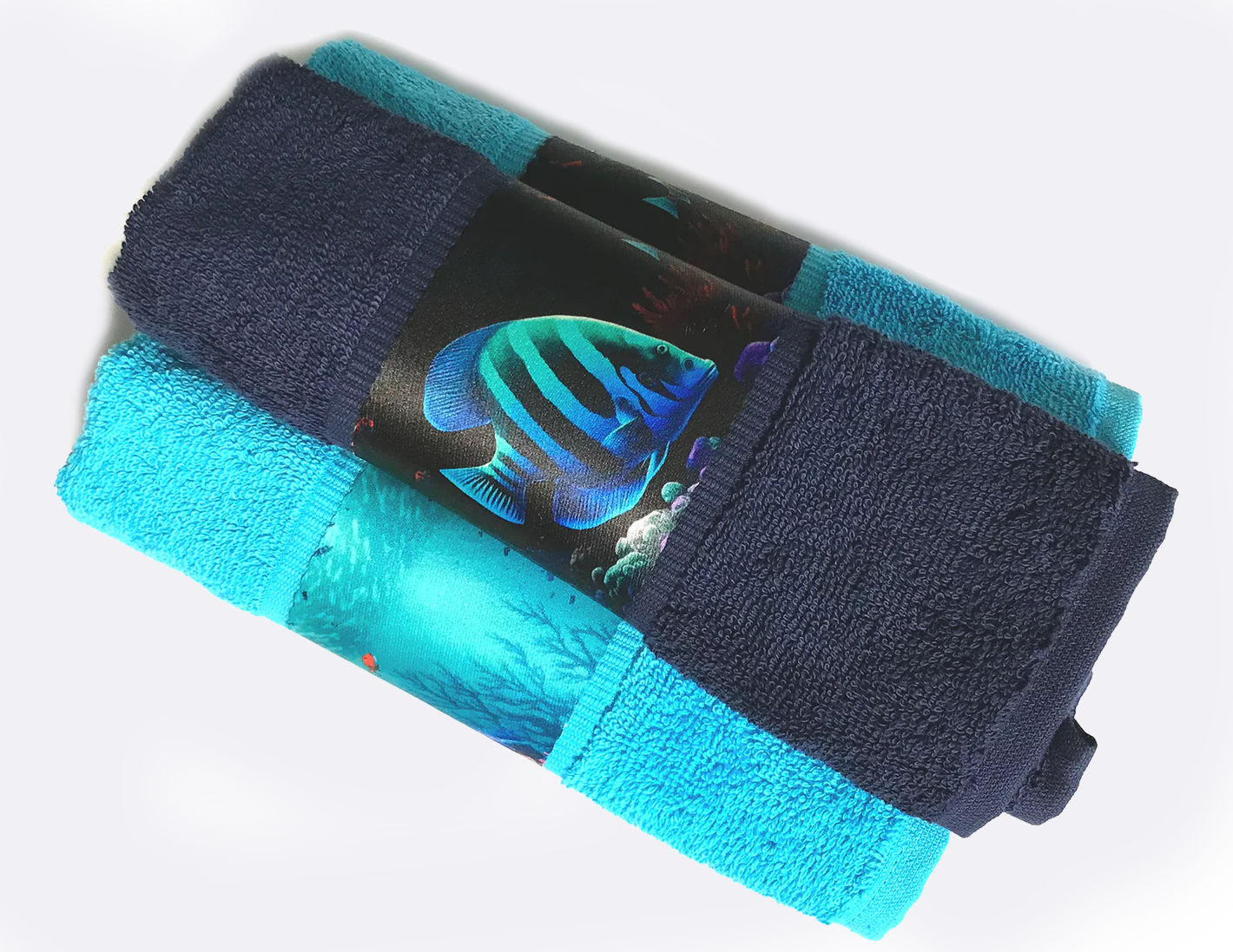 Handtuch Marke Korallenwächter in hellblau und dunkelblau mit Fischen und Korallen